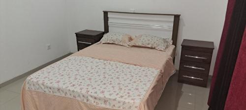 埃斯帕戈斯Apartamento T1 Mobilado Espargos/Sal的一间卧室配有一张带2个床头柜的大床