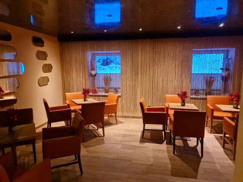 索克莱克Góry Sowie przystanek DAD HOUSE的用餐室设有桌椅和窗户。