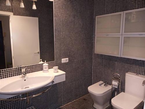 阿尔么丽亚Casamar的一间带水槽、卫生间和镜子的浴室