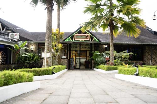 特纳特拉卢娜旅舍的一座棕榈树建筑