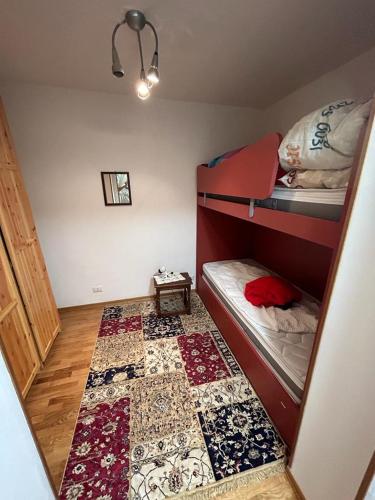 利莫内皮埃蒙特Giappetto House的小房间设有两张双层床和地毯。