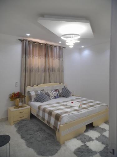 达喀尔JP Immo的一间白色客房内的床铺卧室