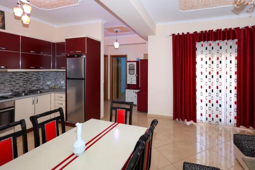 培拉特Rio's Apartment的一间厨房和带红色窗帘的用餐室