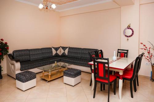 培拉特Rio's Apartment的客厅配有沙发和桌椅