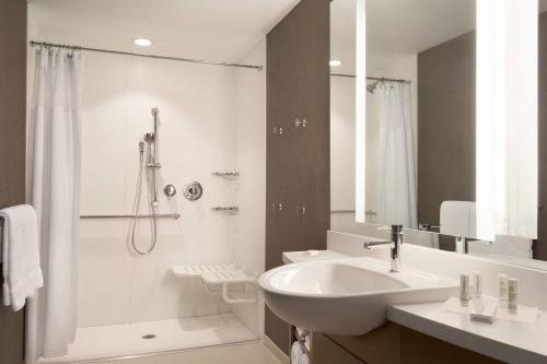 Center Valley阿伦敦伯利恒/中心谷万豪春季山丘套房酒店的白色的浴室设有水槽和淋浴。