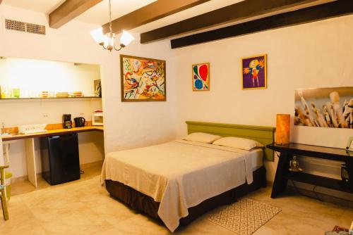 棕榈滩Villa Bougainvillea Aruba Rumba Suite的一间卧室配有一张床和一张书桌