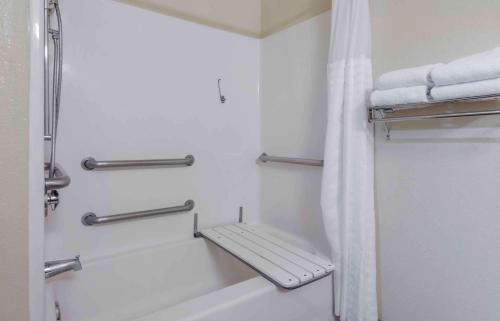 哥伦比亚Extended Stay America Suites - Columbia - Greystone的浴室配有浴缸、淋浴和毛巾。