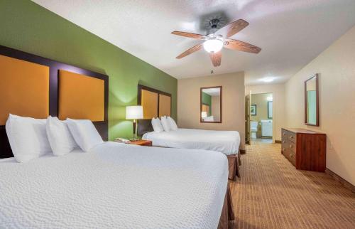 埃文斯维尔美国长住酒店 - 埃文斯维尔 - 东的酒店客房配有两张床和吊扇。