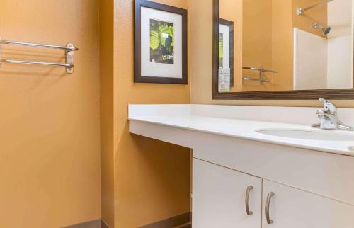 奥本希尔斯底特律奥本山大学路美国长住酒店的浴室设有白色水槽和镜子