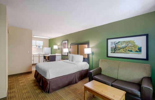 欧文美国长住酒店 - 达拉斯 - DFW机场北的酒店客房,配有床和沙发