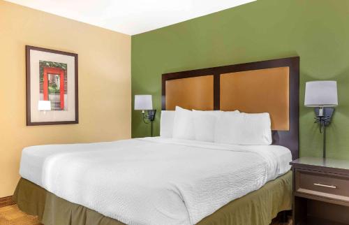韦斯特伯鲁美国长期住宿酒店 - 波士顿 - 韦斯特伯勒 - 康皮塔多科特的一张大白色的床,位于酒店客房内