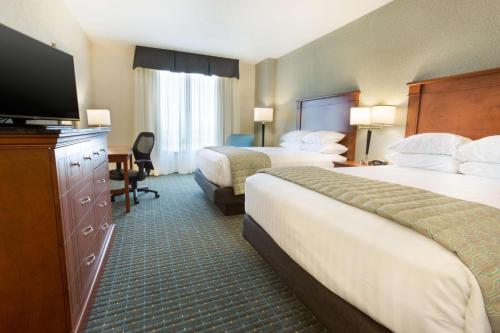 科罗拉多斯普林斯科罗拉多斯普林斯附近空军学院德鲁套房酒店的酒店客房设有两张床和一台平面电视。