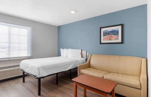 奥马哈Extended Stay America Select Suites - Omaha - Southwest的小房间设有床和沙发