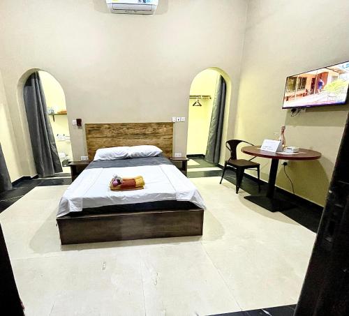 阿克拉Accra Luxury Apartments At The Sanga Estates的一间卧室配有一张床和一张桌子