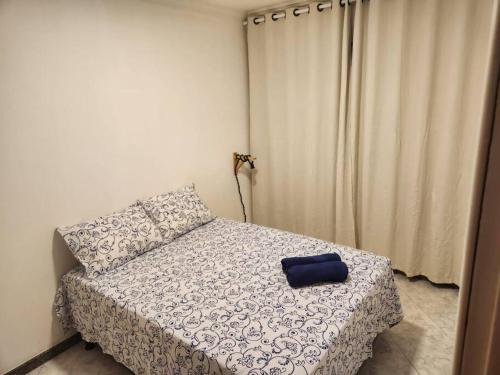 阿拉卡茹Apartamento perto da Orla de Atalaia的一间卧室配有一张带蓝色枕头的床