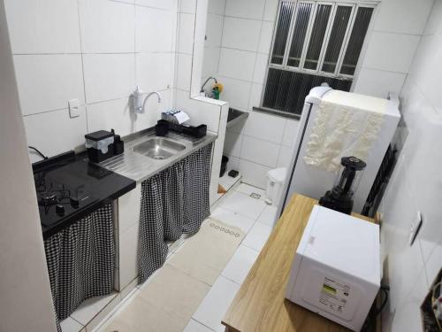 阿拉卡茹Apartamento perto da Orla de Atalaia的一间带水槽和冰箱的小厨房