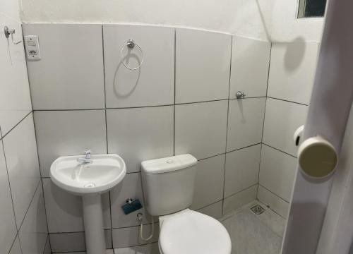 博阿维斯塔Residencial/Hostel Mirani的一间带卫生间和水槽的小浴室