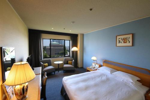 佐贺市佐贺新大谷酒店的酒店客房设有床和窗户。