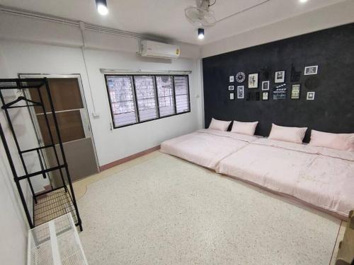 合艾Red panda@hatyai Leegarden 200m的卧室设有一张白色大床和一扇窗户。