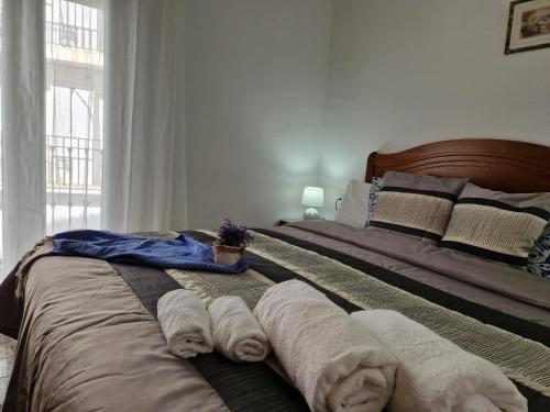 丘利利亚Casa Rural La Replaceta的一间卧室配有带毛巾的床