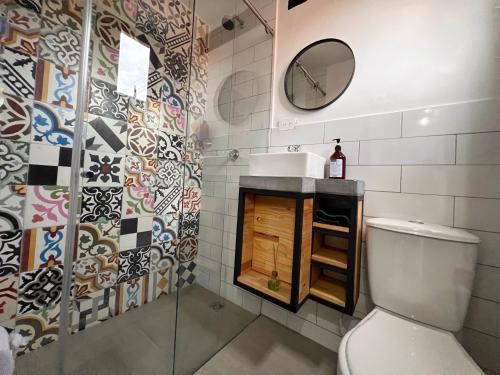 麦德林Casa hotel Los Laureles的一间带卫生间、水槽和镜子的浴室
