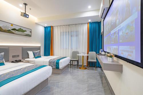 珠海珠海金湖湾酒店(日月贝店)的酒店客房设有两张床和投影屏幕