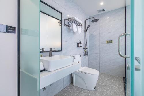 珠海珠海金湖湾酒店(日月贝店)的一间带水槽、卫生间和镜子的浴室
