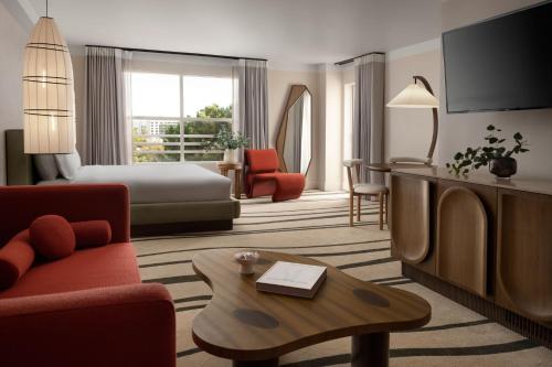 洛杉矶Le Merigot Santa Monica的酒店客房设有床和客厅。