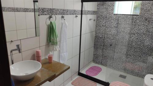 大伊瓜巴Estrela de Iguaba的一间带玻璃淋浴和水槽的浴室