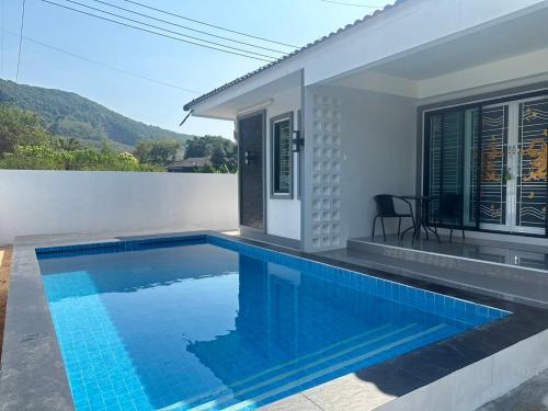 Ban KhlotTai Chon Pool Villa ใต้ชล พูลวิลล่า的房屋前的游泳池