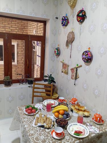 布哈拉Al-Bashir的一张桌子,上面放着食物和水果盘