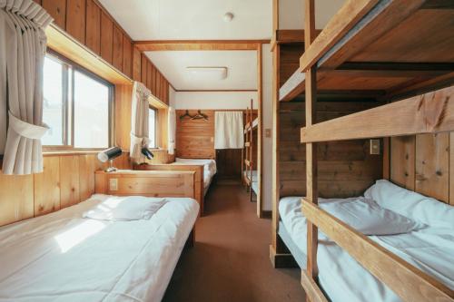 SuginosawaPension FOLKLORE的一间设有两张双层床的火车房间
