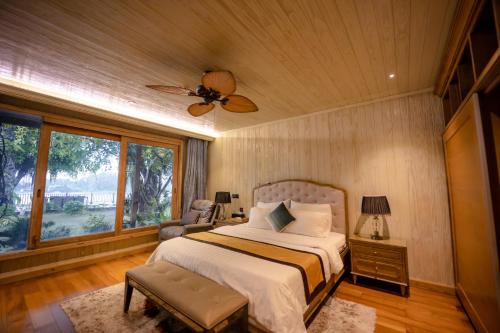 顺安4br Villa River Deck, Pool, Bbq & Garden的一间卧室配有一张床和吊扇