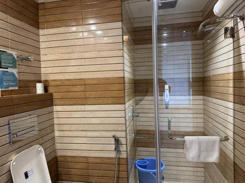 康格拉Hotel River Retreat的浴室设有玻璃淋浴间和卫生间