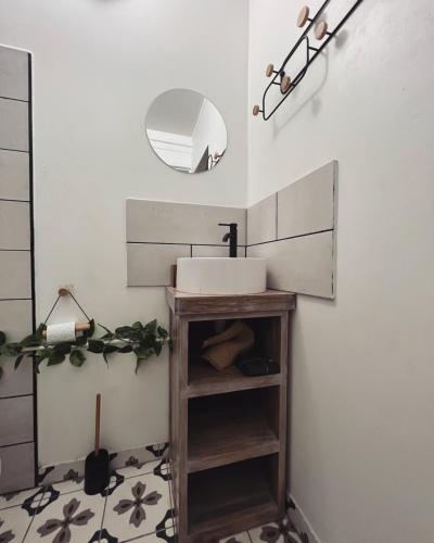 法兰西堡Kazacérola的一间带水槽和镜子的浴室