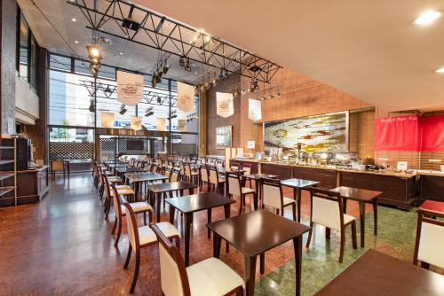 宇都宫HOTEL NEWITAYA的一间带桌椅的餐厅和一间酒吧