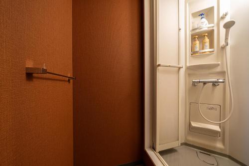 别府BEPPU HOSTEL U&T的客房内的浴室设有白色冰箱