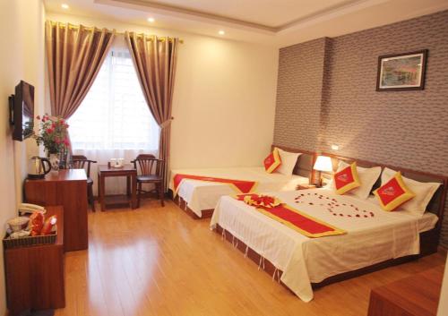 老街市Khách sạn Bảo Sơn 1的酒店客房设有两张床和窗户。