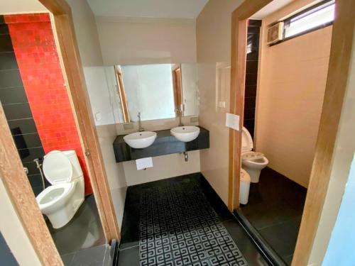 曼谷YOWGO THAI guest House的浴室设有2个水槽和2个卫生间