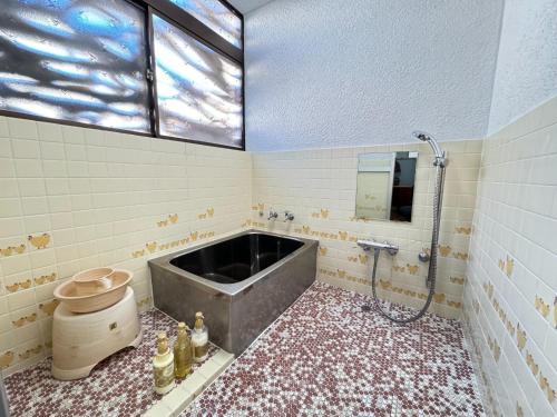 户田Calmbase Nishi Izu - Vacation STAY 30929v的带浴缸和卫生间的浴室。