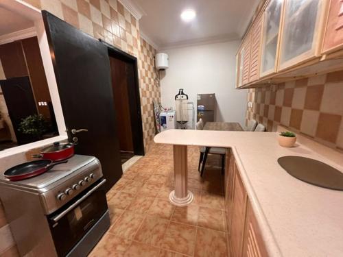 阿可贺巴Ban Luxury Apartments的厨房配有炉灶和台面