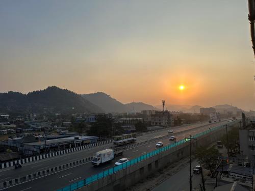 古瓦哈提Cloud Stay的享有高速公路的景色,享有日落美景