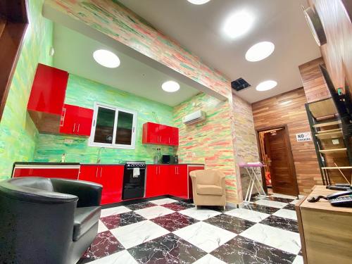 阿克拉Bays Boutique Apartment的一间厨房,配有红色橱柜和格子地板