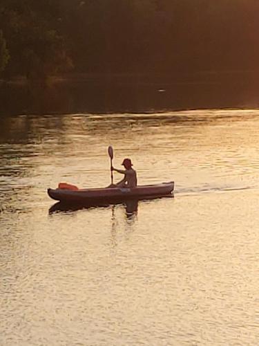 Takua PaKhum Thong Resort的水体上划独木舟的人