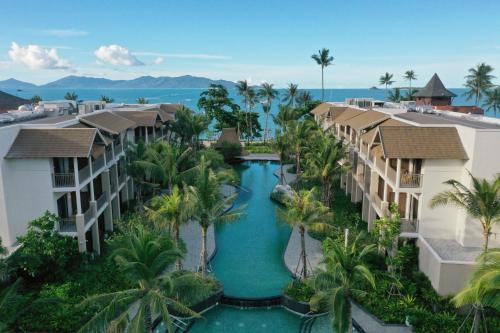 波普托Holiday Inn Resort Samui Bophut Beach, an IHG Hotel的享有带游泳池的度假村的空中景致
