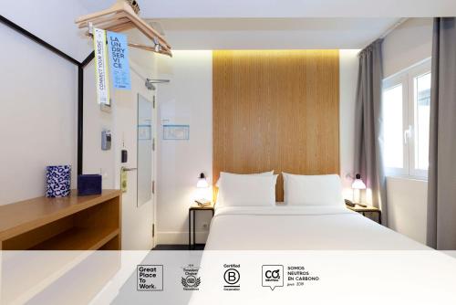 马德里SLEEP'N Atocha - B Corp Certified的酒店客房设有床和窗户。