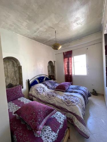 马拉喀什Route de la jnane awrad lotissement 14 immeuble 5 étage 4 appartement 20 Marrakech的一间卧室设有两张床和窗户。