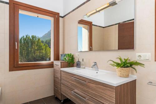 卡尔佩Villa Natura - PlusHolidays的一间带水槽和窗户的浴室