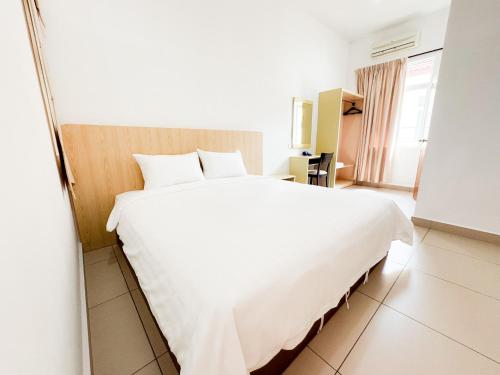 马六甲De Harmony Stay的一张大白色的床,位于酒店客房内