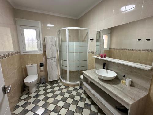 卡尔佩Villa Maja的带淋浴、盥洗盆和卫生间的浴室